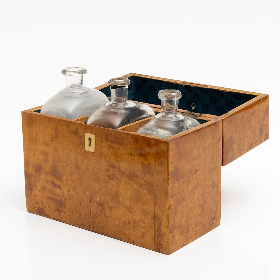 SCHATULL med glasflaskor, rotfanér, 1800-1900-tal. — Miscellaneous — Auktionshuset Kolonn