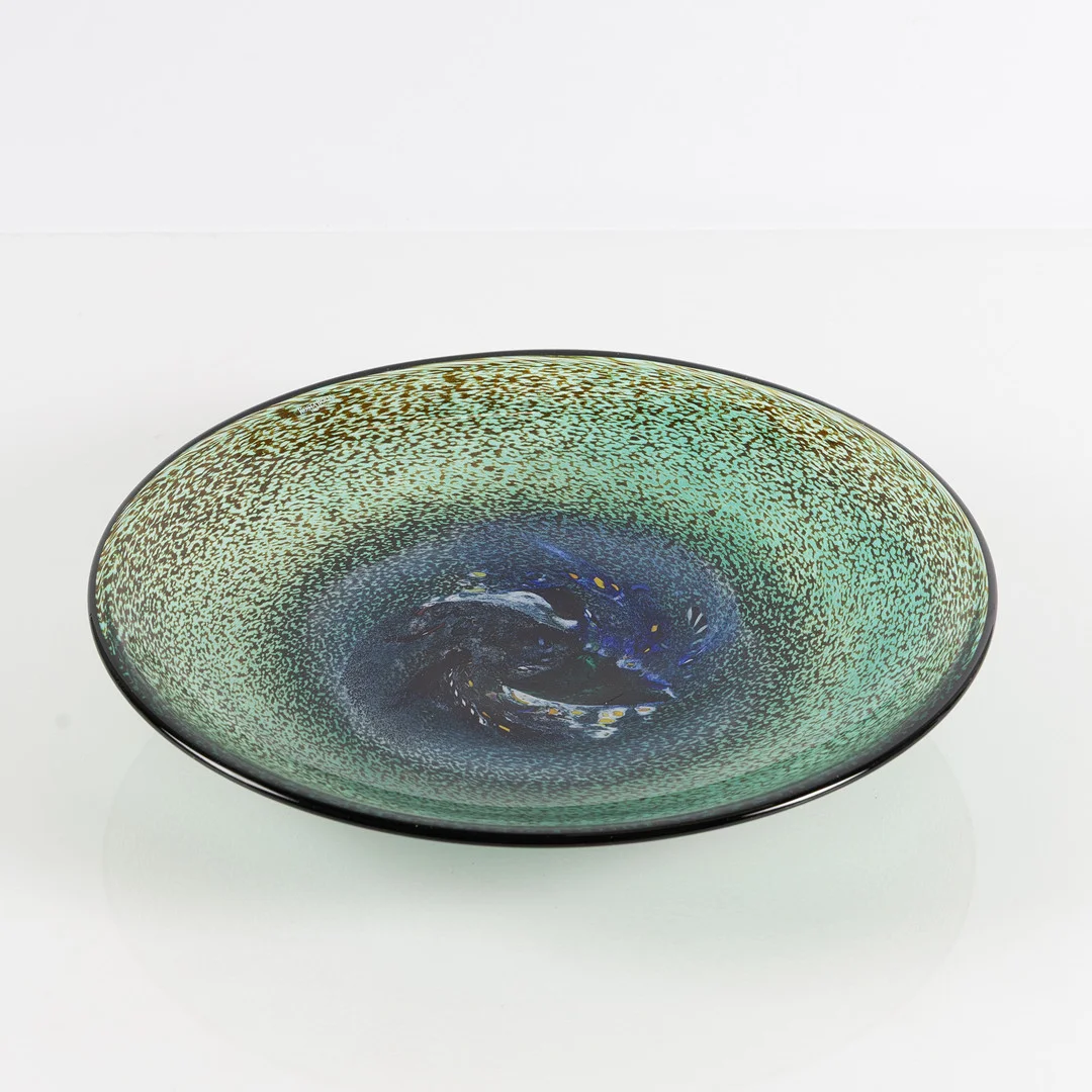 BERTIL VALLIEN. Fat på fot, glas med polykrom dekor, Kosta Boda. — Art glass — Stockholms Auktionsverk Helsingborg