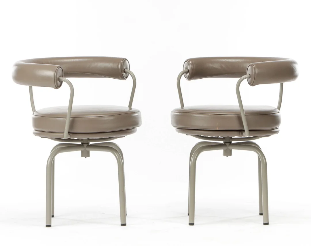 Le Corbusier, Pierre Jeanneret & Charlotte Perriand for Cassina. Two chairs, model LC7 (2) — Furniture/Chairs — Lauritz