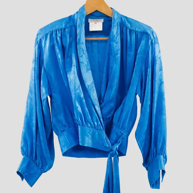 PLISSERAD KJOL, BLUSAR, 2 stycken, Yves Saint Laurent Variations. Storlek 42 respektive 40.