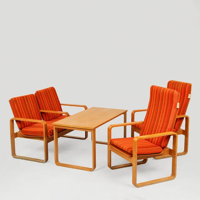 MAGNUS OLESEN. Loungegruppe af formbøjet eg. Sofa, bord samt to lænestole. 1960-70'erne, Danmark. (4).