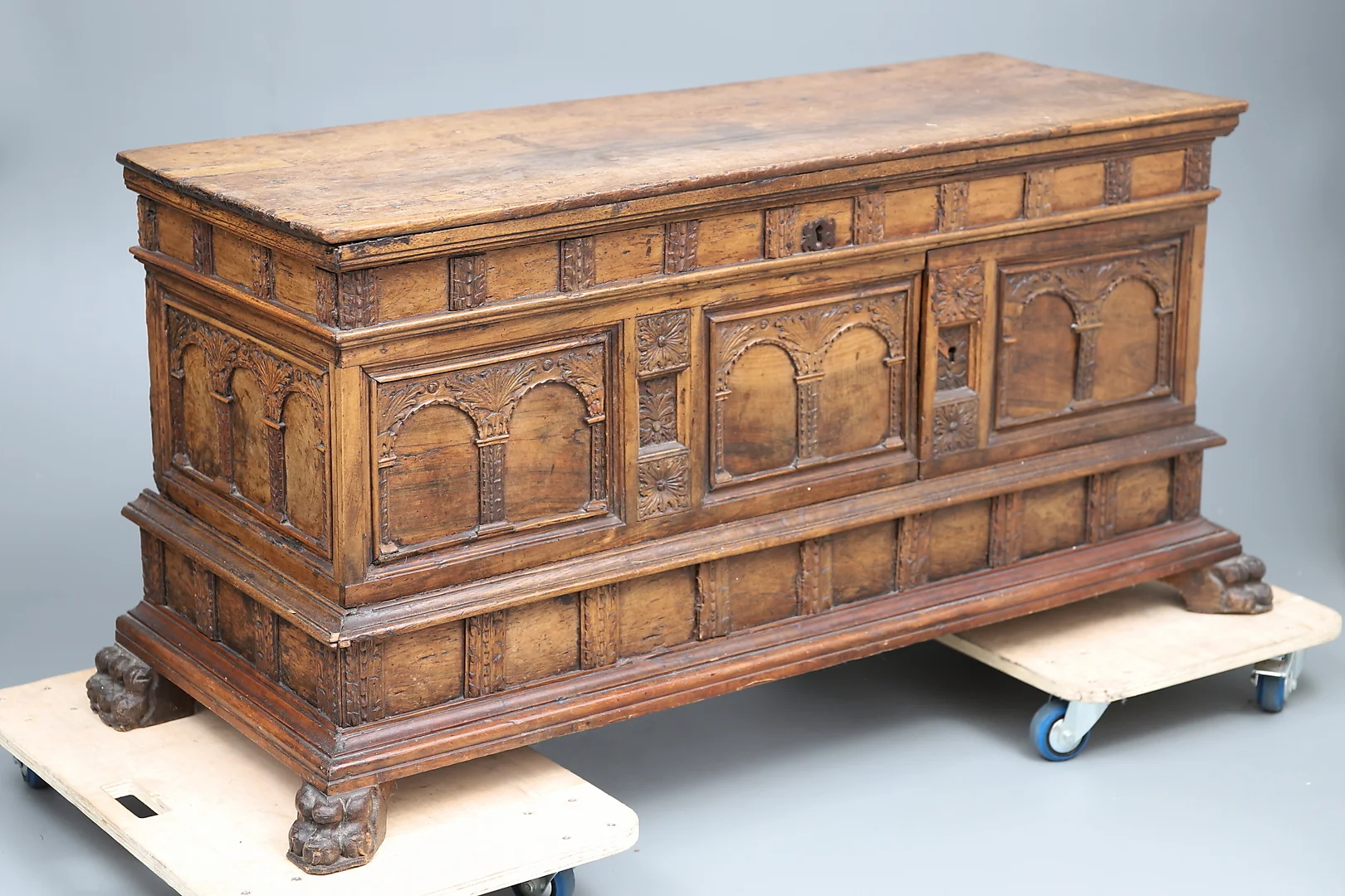 Catalan bridal chest in carved walnut, 18th Century. — Cupboards, Cabinets & Shelves — Balclis