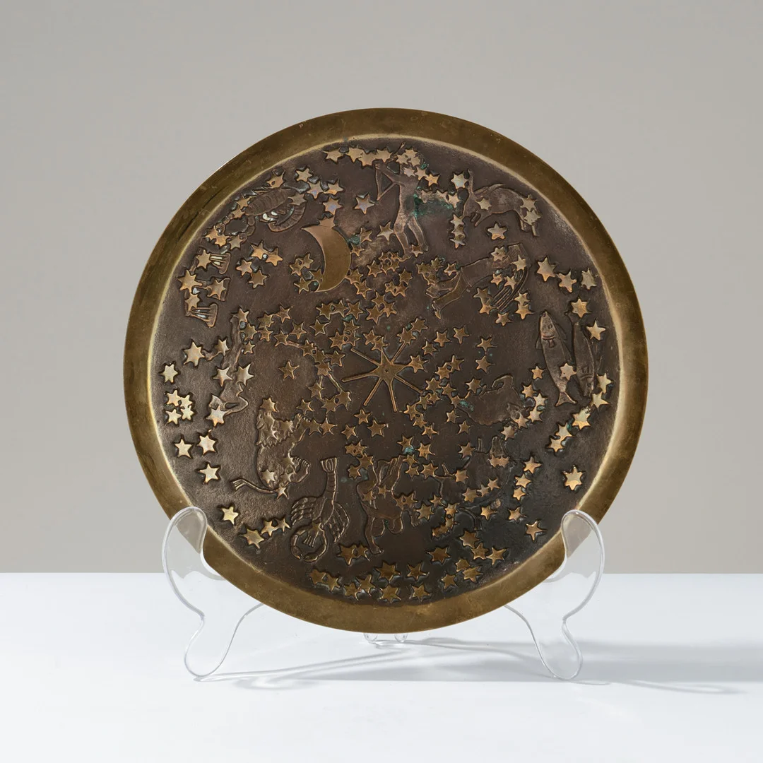 NORDISK METALKUNST: Cirkulært fad af malm med relieffer af stjernetegnsmotiver, Danmark, ca. 1900-tallets midte. — Other metals — Palsgaard Kunstauktioner