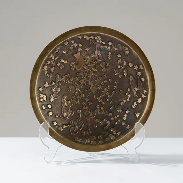 NORDISK METALKUNST: Cirkulært fad af malm med relieffer af stjernetegnsmotiver, Danmark, ca. 1900-tallets midte.