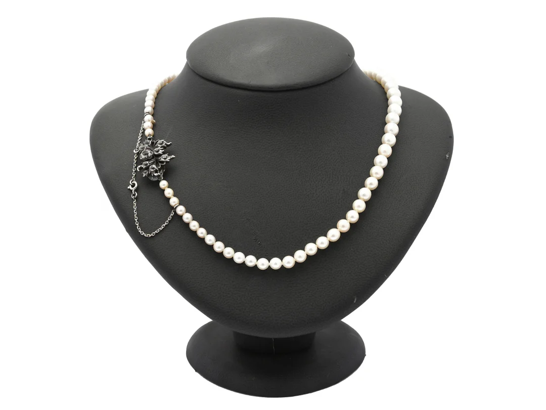 PÄRLCOLLIER, odlade pärlor, doserade, ca 4 - 6,75 mm lås i silver, paste, säkerhetskedja, längd 72 cm, vikt 42,4 g. — Smycken/Pärlcollier — Kaplans