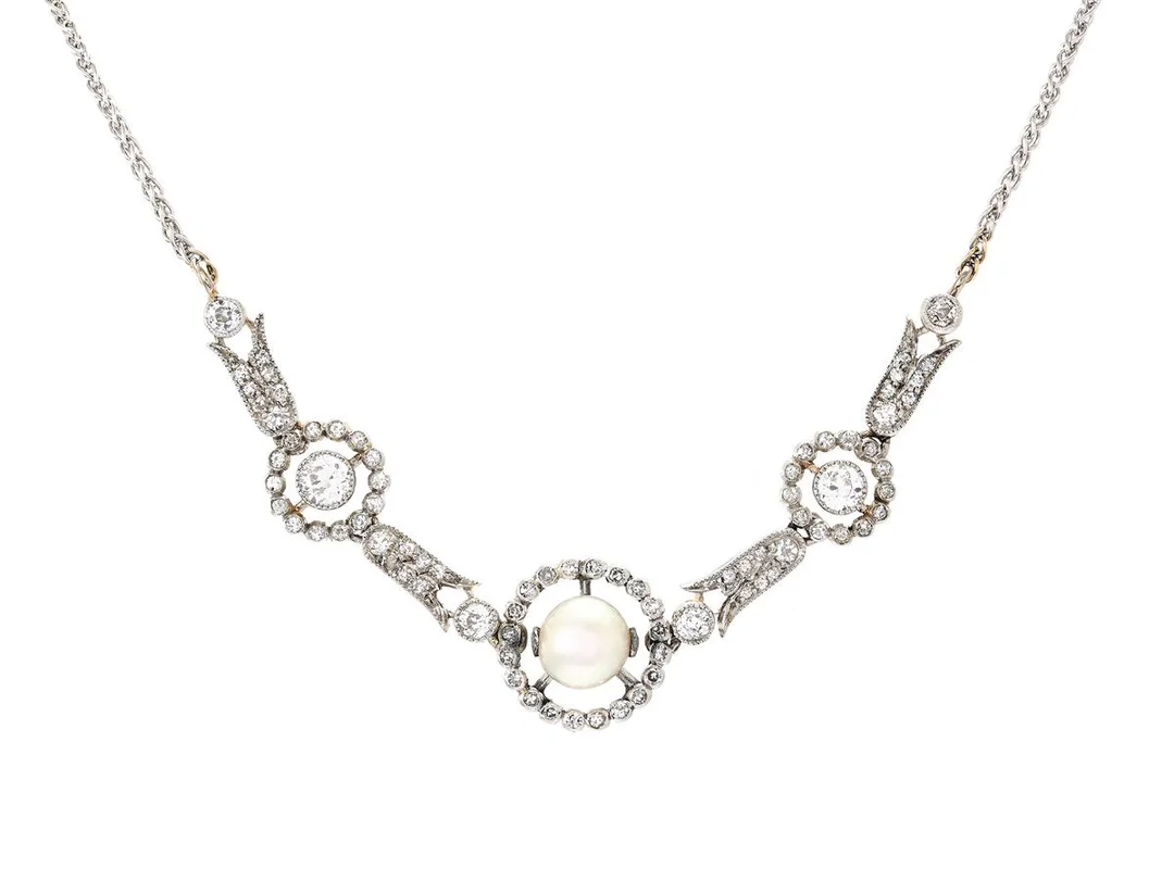 COLLIER, platina/18K vitguld, odlad pärla ca 5,75 mm, gammal- och åttkantslipade diamanter, antik, senare kedja i 18K vitguld, längd 42 cm, vikt 7,2 g. — Smycken/Collier — Kaplans