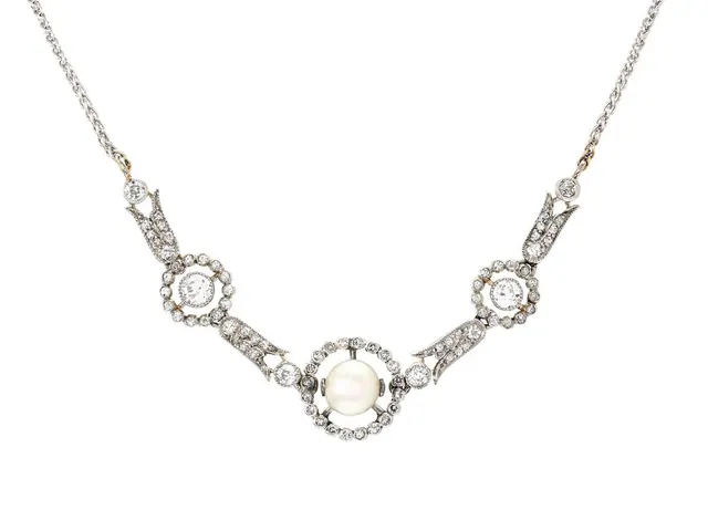 COLLIER, platina/18K vitguld, odlad pärla ca 5,75 mm, gammal- och åttkantslipade diamanter, antik, senare kedja i 18K vitguld, längd 42 cm, vikt 7,2 g.