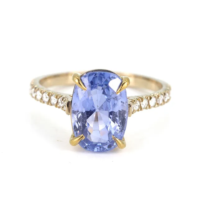 18CT GOLD SAPPHIRE (6CT) & DIAMOND RING.