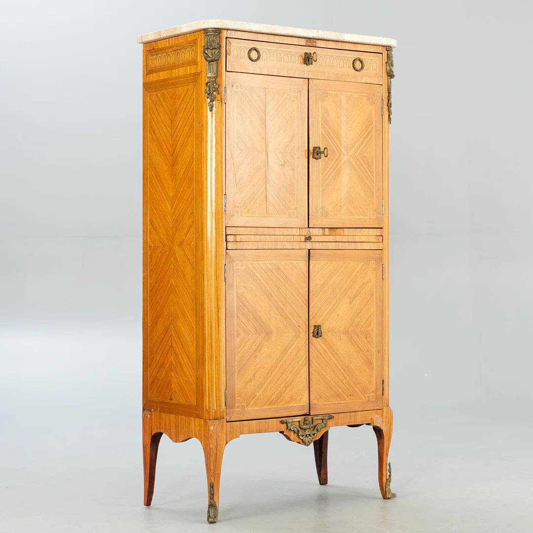 Kleine Chiffoniere im Stil des Louis XVI, Frankreich, 19. Jh. — Cupboards, Cabinets & Shelves — Stockholms Auktionsverk Hamburg