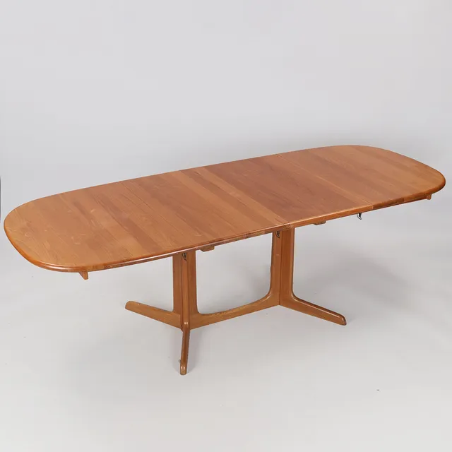 DANSK DESIGN. Spisebord af massiv teak med tillægsplader, Glostrup Møbelfabrik, Danmark, ca. 1970'erne, (1+2).