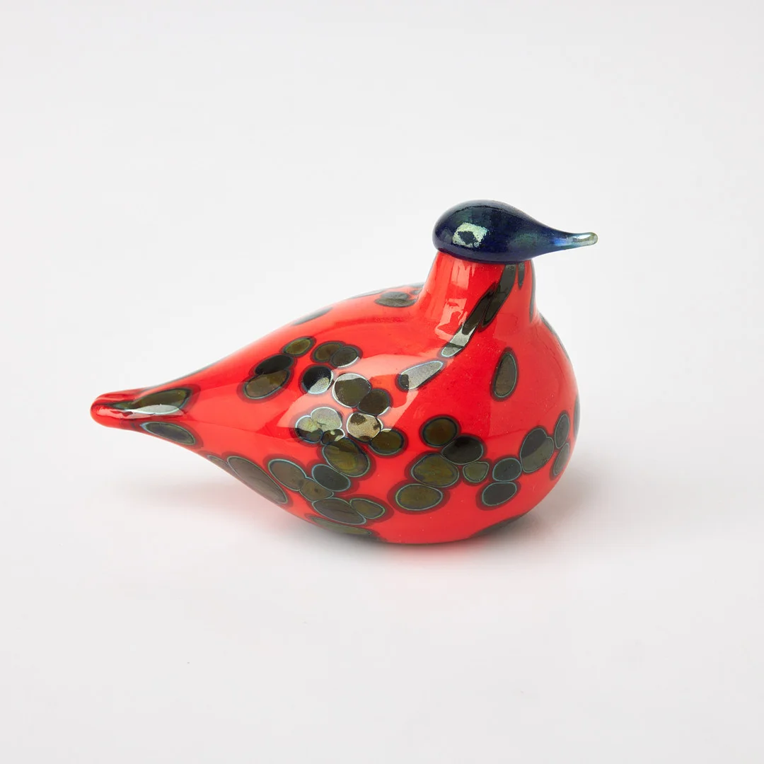 OIVA TOIKKA. Glasfågel, röd med prickar, signerad O. Toikka Nuutajärvi, etikettmärkt. — Art glass — Stockholms Auktionsverk Sickla