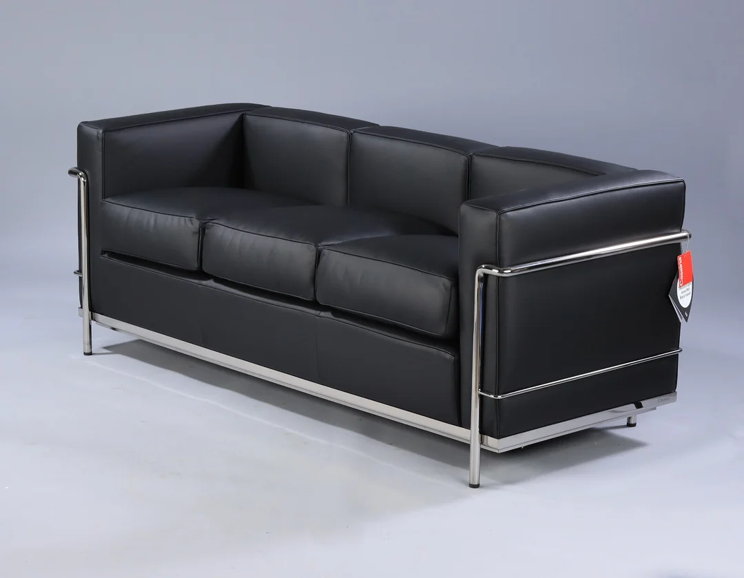 Le Corbusier. LC2-3 free-standing three-seater sofa in black leather with certificate — Furniture/Lounge suites, sofas — Lauritz