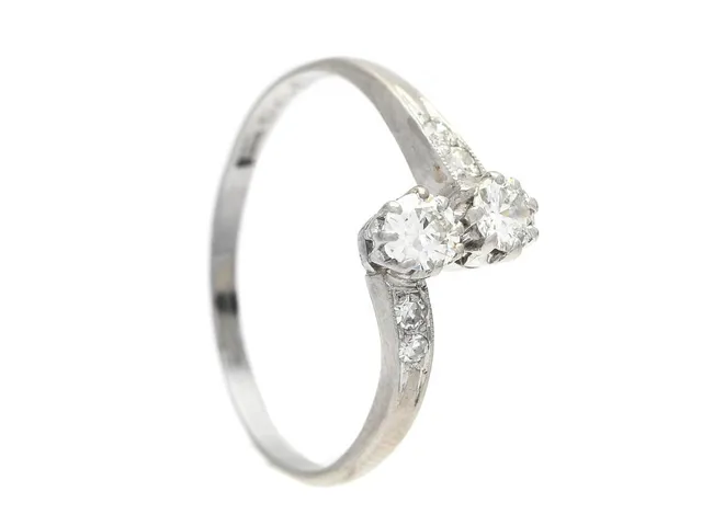 SYSKONRING, platina, äldre briljantslipade diamanter ca 0,40 ctv, ca TW/VS, åttkantslipade diamanter ca 0,06 ctv, ca TW/VS, stl 19 mm, vikt 3,2 g, en åttkantslipad diamant har skada, en skadad klo, skadad lödning mellan stenarna.