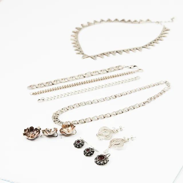 HALSBAND, 2 st., ARMBAND, 3 st., ÖRHÄNGEN, 3 par, HÄNGEN, 2 st.,silver.