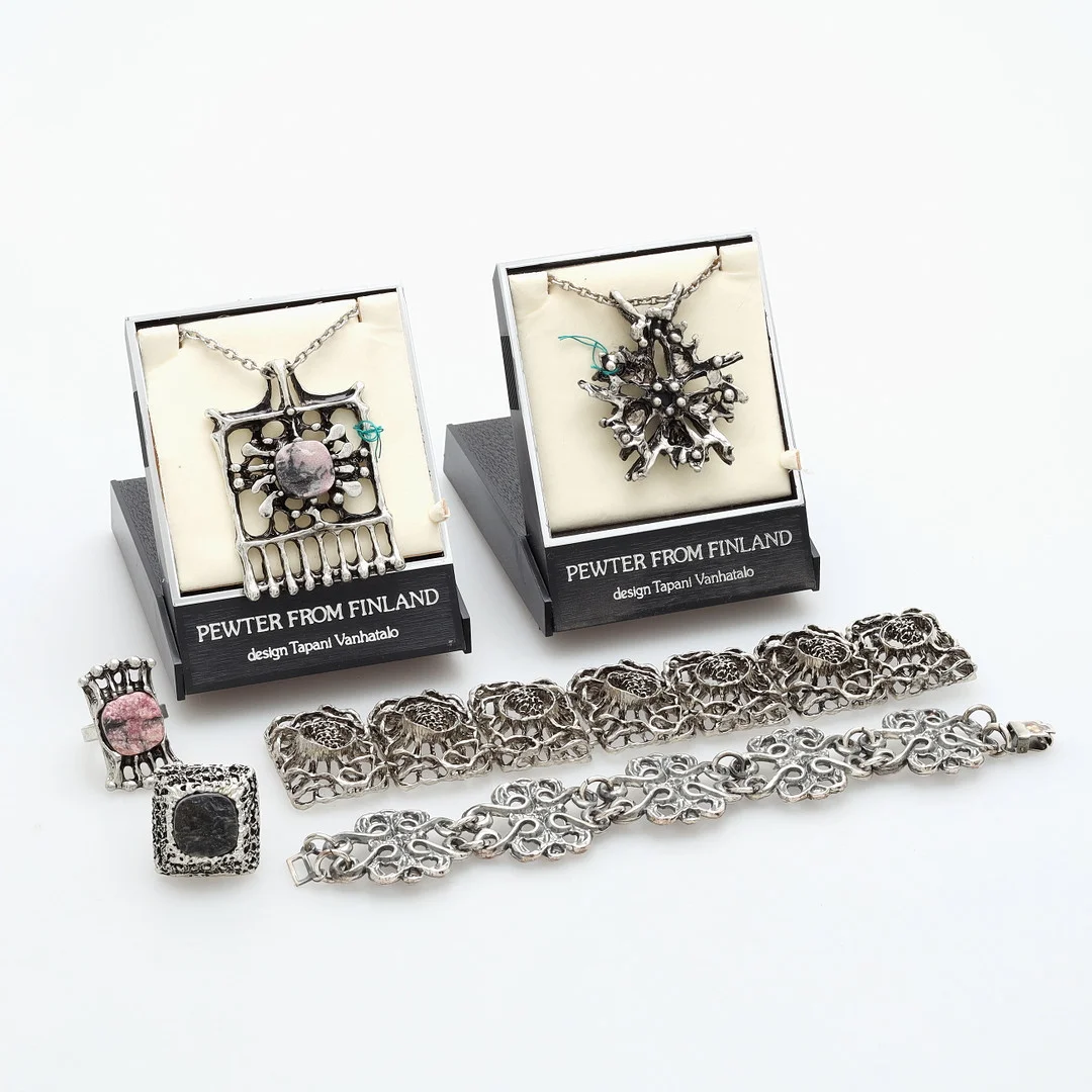 TAPANI VANHATALO. Smycken, 6 st, försilvrat tenn, Finland. — Jewellery — Växjö Auktionskammare