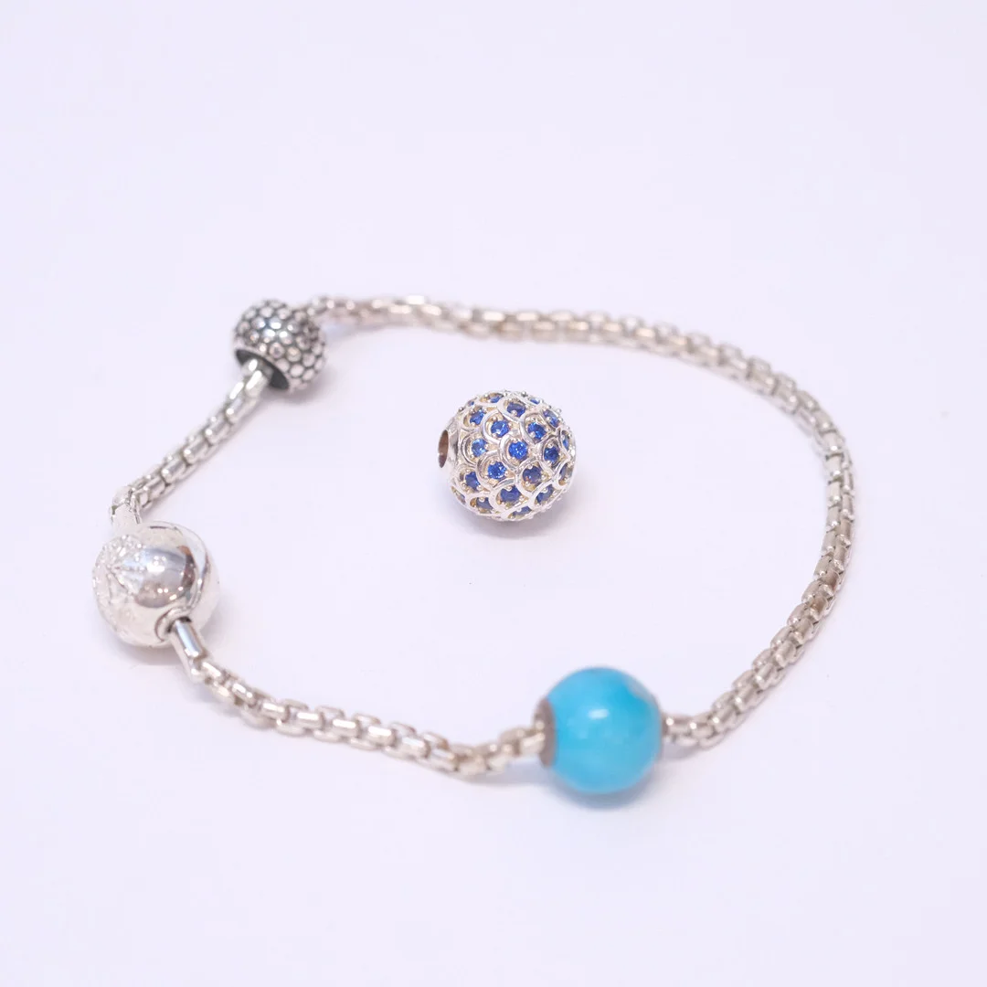 THOMAS SABO. ARMBAND MED BERLOCKER SAMT EXTRA BERLOCK, SILVER. — Bracelets — Björnssons Auktionskammare