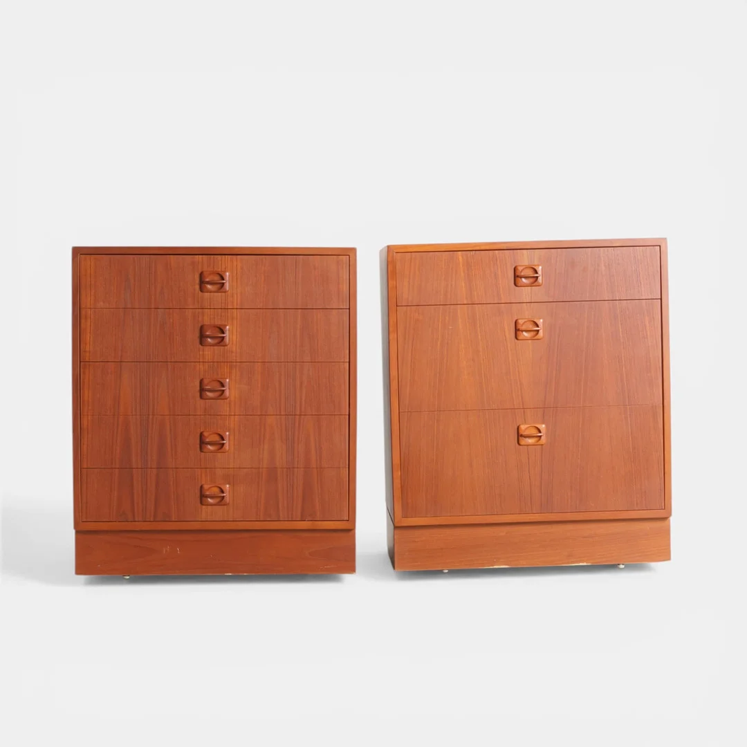 To kommoder af teak, front med skuffer. Danmark, 1960-70'erne (2). — Chests of drawers — Woxholt Auktioner