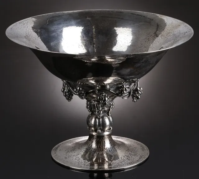 Georg Jensen. Drueopsats af hammerslået sterlingsølv.
