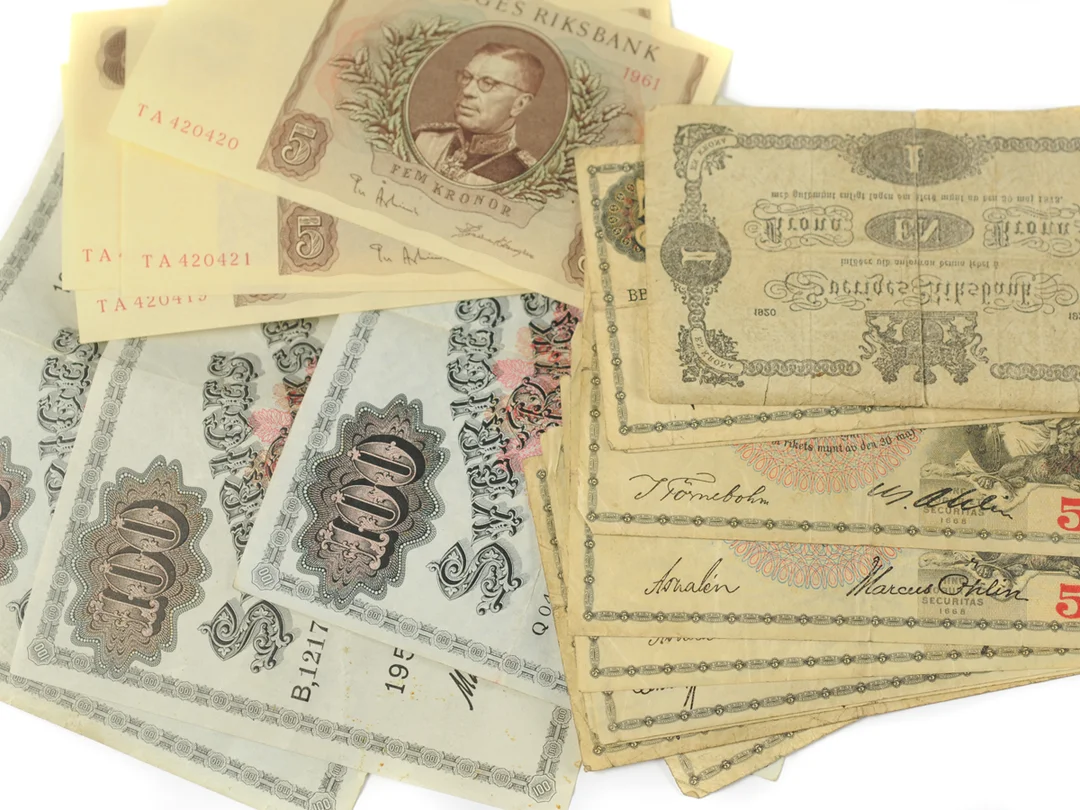 18 SEDLAR, 1 st 1 Krona 1920, 14 st 5 Kronor 1940-1961, 3 st 100 Kronor 1950-1961, blandad kvalité. — Mynt/Sedel — Kaplans