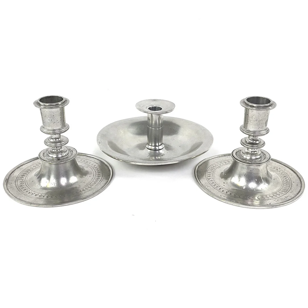 LJUSSTAKAR, 2 + 1 st, tenn, bl a Askvoll Brug. — Candlesticks — Roslagens Auktionsverk