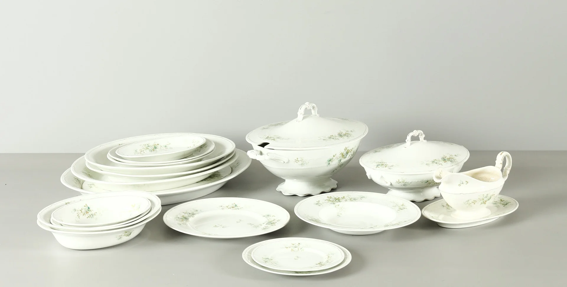 MATSERVIS, 76 delar, England, 1900-talets början, flintgods, dekor med blommor. — European — Stockholms Auktionsverk Helsingborg