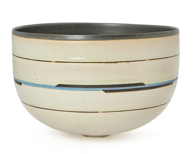 A circular stoneware bowl, decorated with light and dark glaze. The outside with geometric glazed decor. Signed monogram, 09. Unique. H. 17.5. Diam. 26.5 cm.