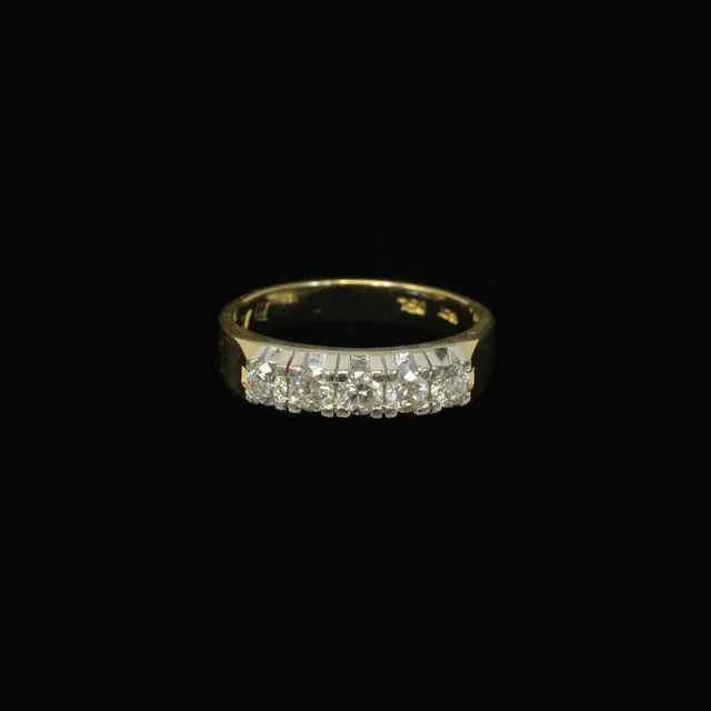 ALLIANSRING, 18K GULD MED FEM DIAMANTER, TOTALT CA 0,60CT.