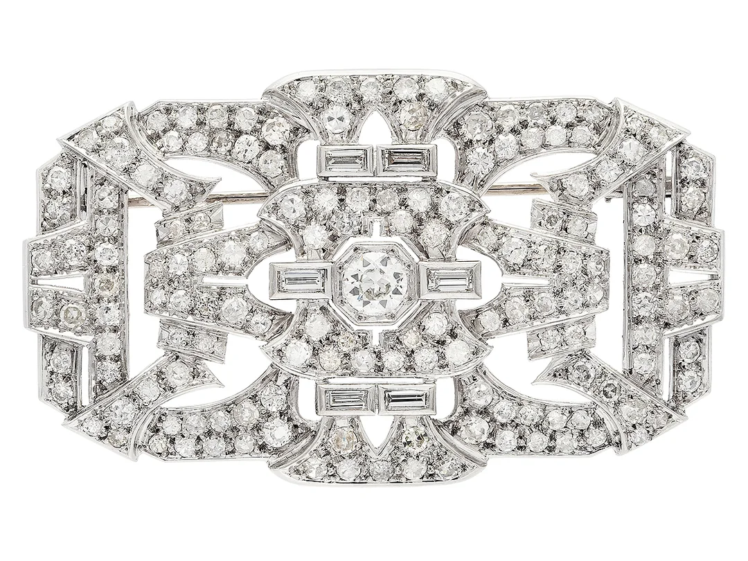 BROSCH, platina, gammalslipad diamant ca 0,40 ct, ca TCr/SI, 6 baguetteslipade diamanter ca 0,36 ctv, ca TCr/VS, 152 åttkantslipade diamanter ca 3,80 ctv, ca TW-TCa/SI-P, Frankrike, längd 5,4 c'm, vikt 16,6 g, flera diamanter med nagg och skador. — Smycken/Brosch — Kaplans