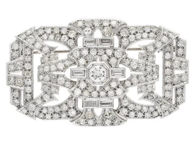 BROSCH, platina, gammalslipad diamant ca 0,40 ct, ca TCr/SI, 6 baguetteslipade diamanter ca 0,36 ctv, ca TCr/VS, 152 åttkantslipade diamanter ca 3,80 ctv, ca TW-TCa/SI-P, Frankrike, längd 5,4 c'm, vikt 16,6 g, flera diamanter med nagg och skador.