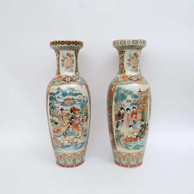 VASER ETT PAR, 1900-2000-tal, med tryckt dekor med figurer.