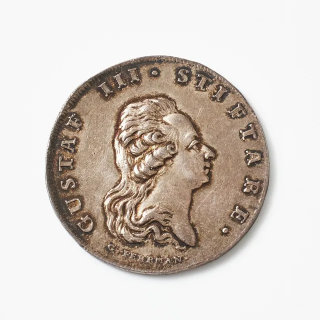 MEDALJ, silver, Gustav III:s profil med texten ”GUSTAF III. STIFTARE”, frånsidan lagerkrans med text ”SNILLE OCH SMAK.”, samt ”SVENSKA AKADMENIEN INSTIFTAD D. 20 MARS.