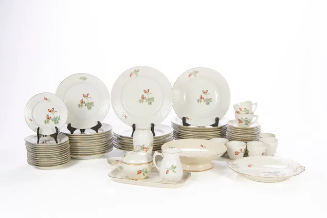 Bing and Grondahl. Rosehip. Porcelain service (72)