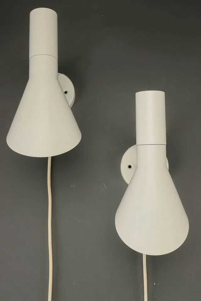 Arne Jacobsen. Et par 'AJ' væglampetter, hvide (2)