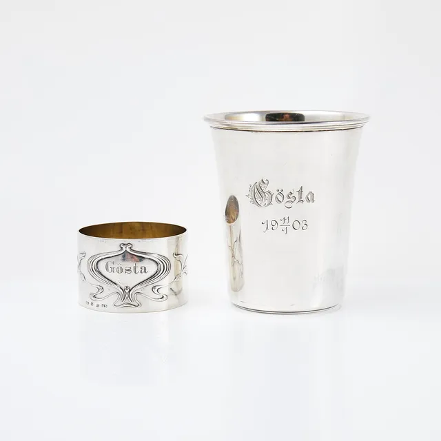 BÄGARE samt SERVETTRING, silver, bl.a GAB, Stockholm, 1901-1902.