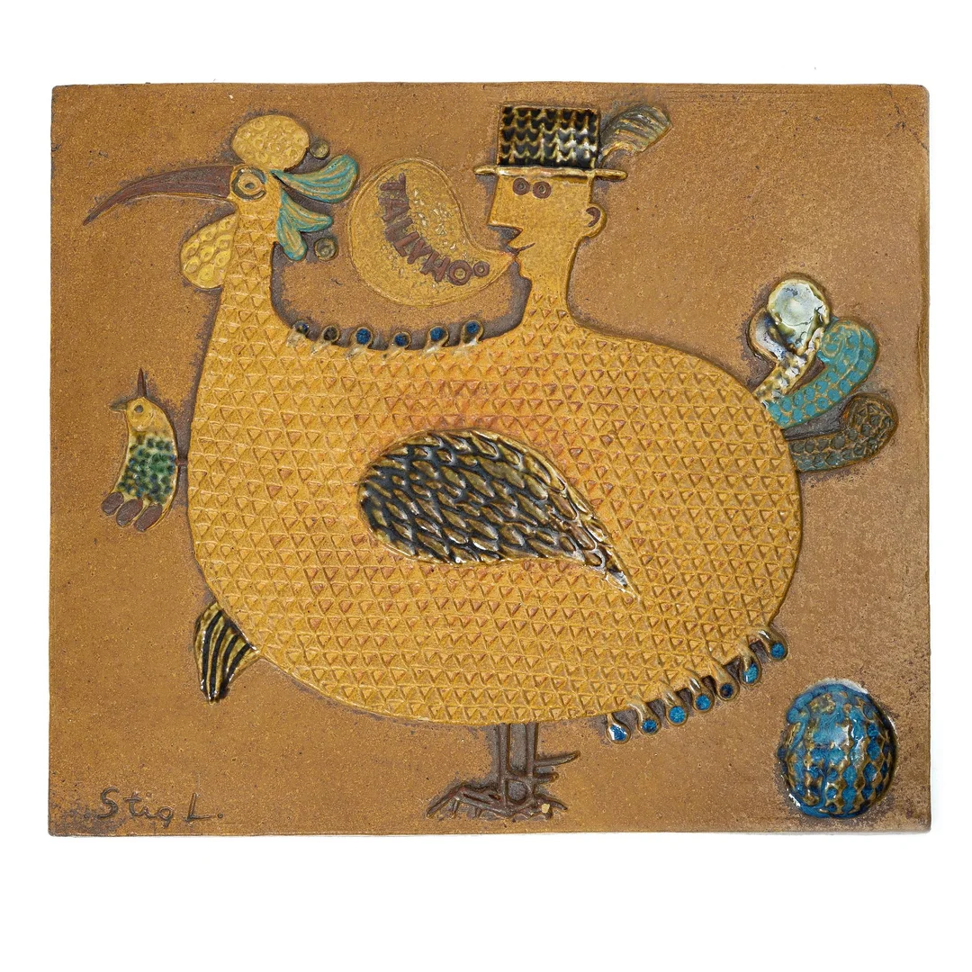 Stig Lindberg, väggpalakett, "Tallyhoo", Gustavsberg. — Design/Keramik — Bukowskis