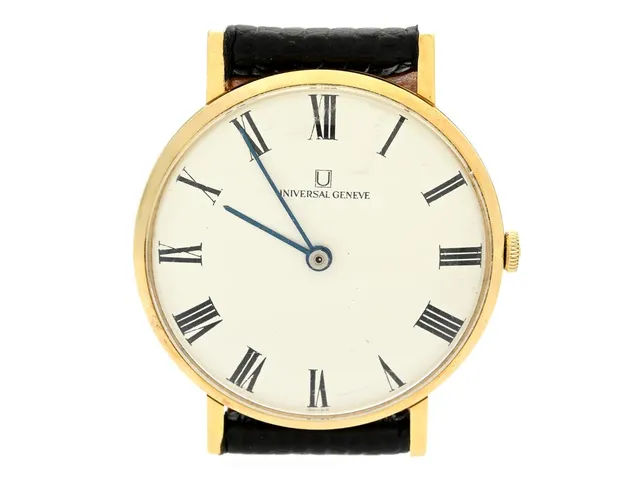 UNIVERSAL Genève, herrur, 33 mm, Cal 1107, Serie nr. 2424261, Boett nr. 156103-04/270, 18K guld, manuell, plexiglas, skadad urtavla, servicebehov, läderband, ca 1965.