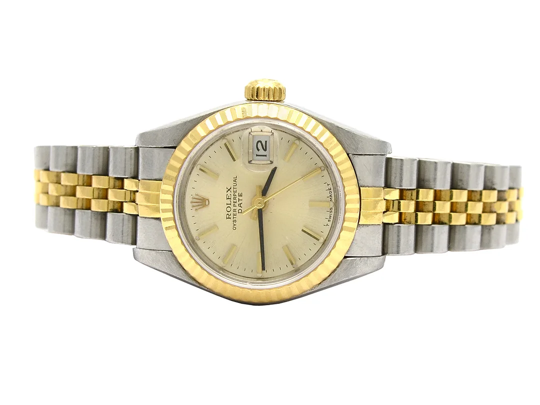ROLEX, Oyster Perpetual, Date, Chronometer, Ref nr. 69173, Serie nr. 8941576, Cal 2135, Verk nr. 342771, Boett nr. 69000A, damur, 26 mm, stål/guld, automatisk, safirglas (nagg), datum, skadad urtavla, OBS: målade visare, Jubileelänk (2003), viklås, Ref nr. 62523D18-AD6/468 B, ca 1985. — Klockor/Rolex — Kaplans