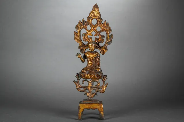 Kinesisk tempelfigur af patineret og forgyldt bronze