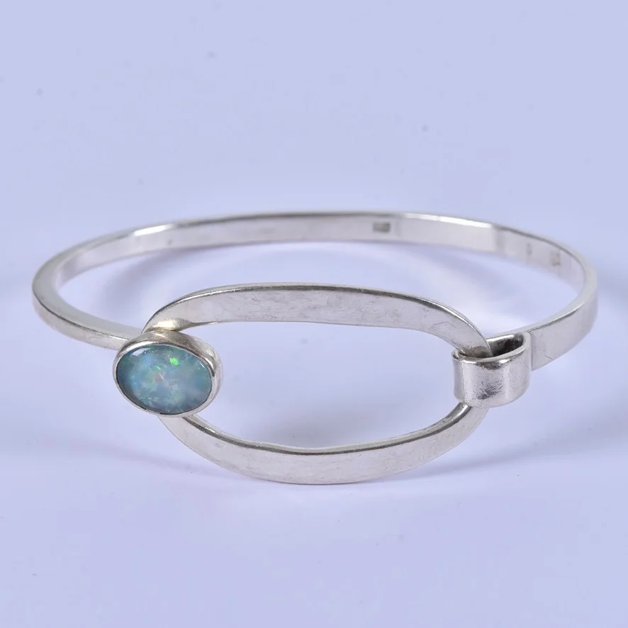MARTIN ÖHMAN. armband, sterlingsilver med opal. — Bracelets — Halmstads Auktionskammare