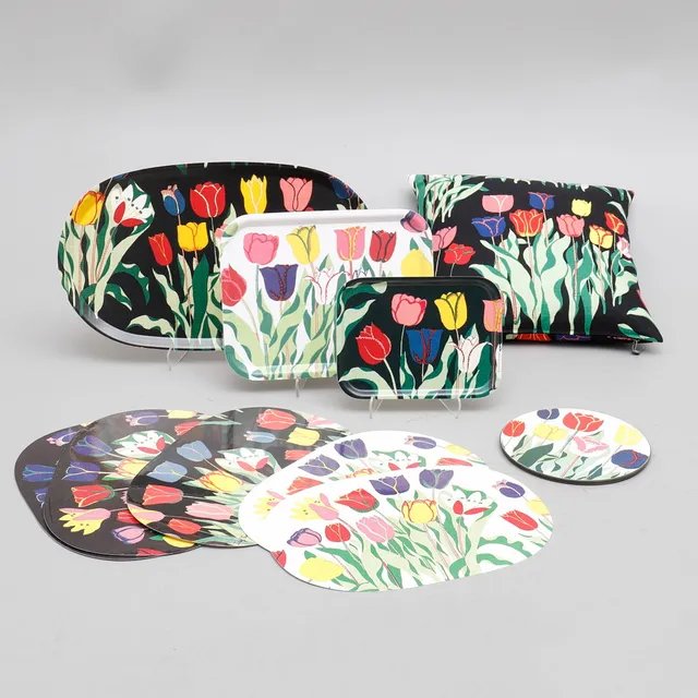 JOSEF FRANK. KUDDE SAMT BRICKOR OCH UNDERLÄGG, "TULPANER", Firma Svenskt Tenn.