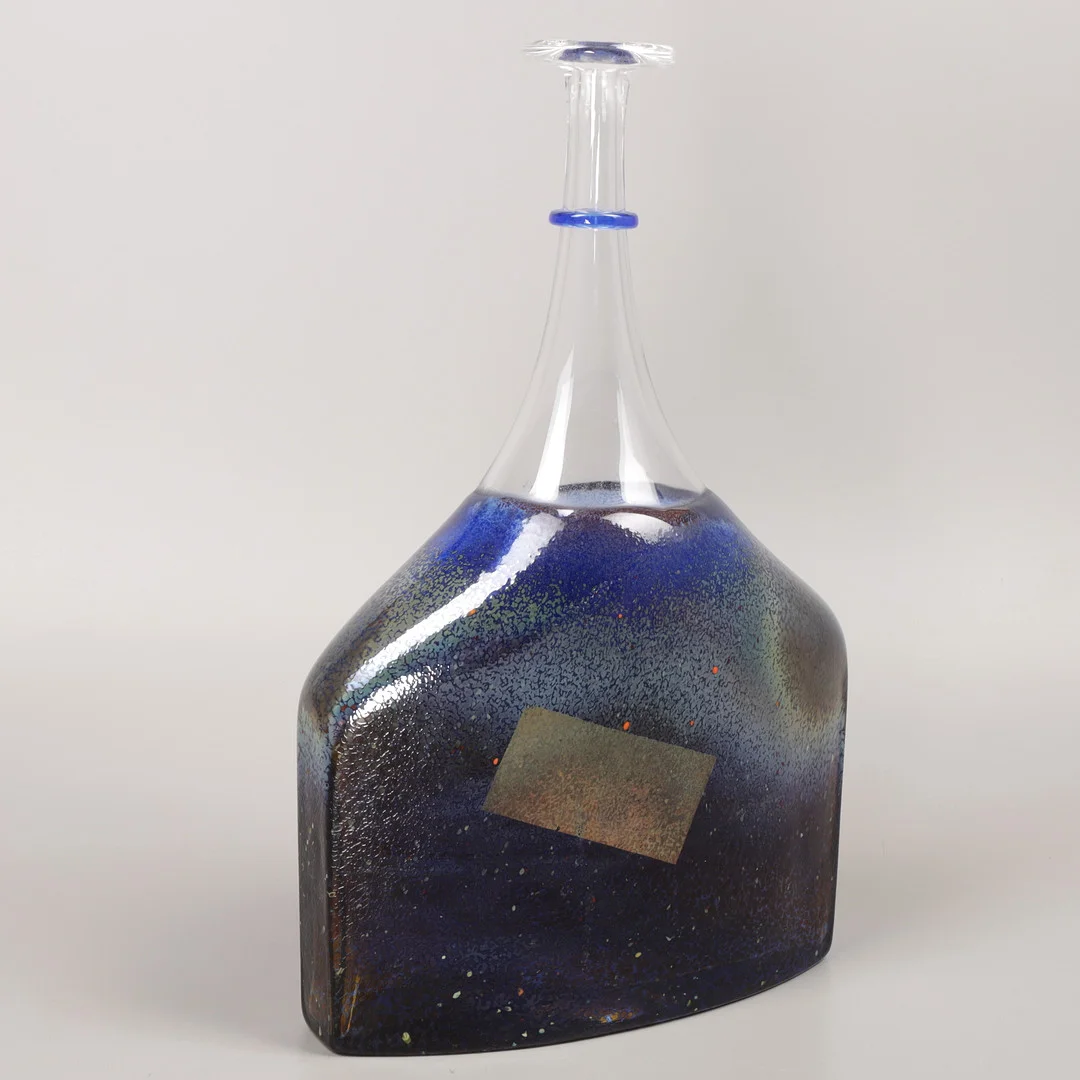 BERTIL VALLIEN. Flaska, "Satellite", glas, Kosta Boda, signerad. — Art glass — Växjö Auktionskammare
