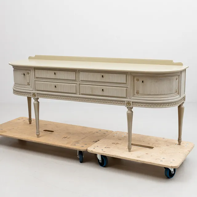 SIDEBOARD, gustaviansk-stil. 1900-talets andra hälft.