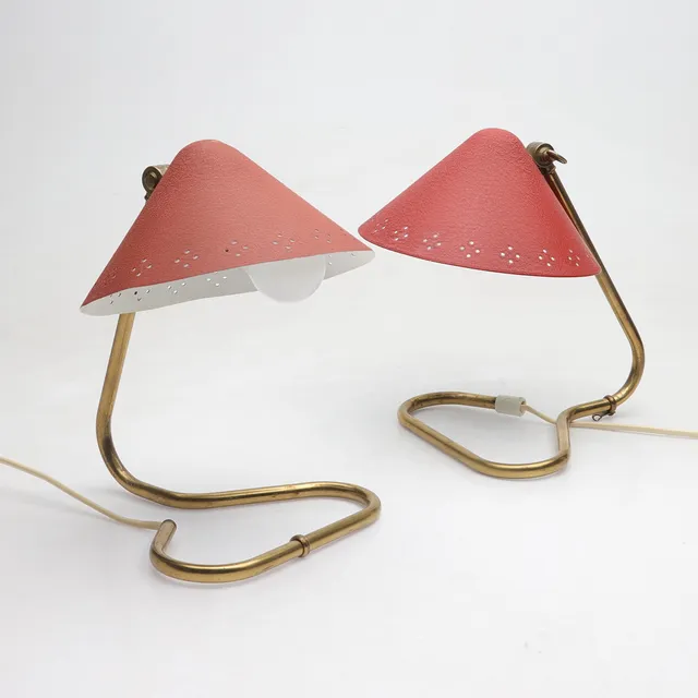 ERIK WÄRNÅ. Bords-/vägglampa, ett par, "GK14", mässing, skärm i rödlackerad metall, Gnosjö, 1950-tal.