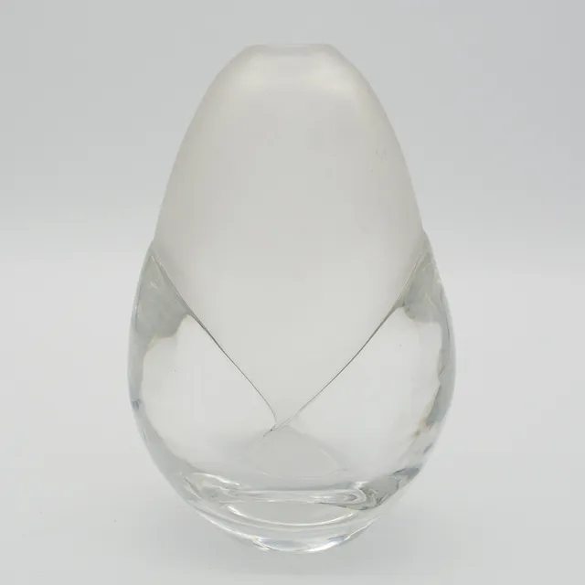 MATS JONASSON. SCHWEDISCHE BLEIKRISTALLVASE, „SIGNATUR COLLECTION“, MUNDGEBLASEN, DER OBERE TEIL IST SATINIERT, DER UNTERE BEREICH IST KLARES, GELAPPTES DESIGN, MIT ORIGINALEM AUFKLEBER: „MATS JONASSEN SIGNATURE COLLECTION“ HANDMADE IN SWEDEN FULL LEAD CRYSTAL.