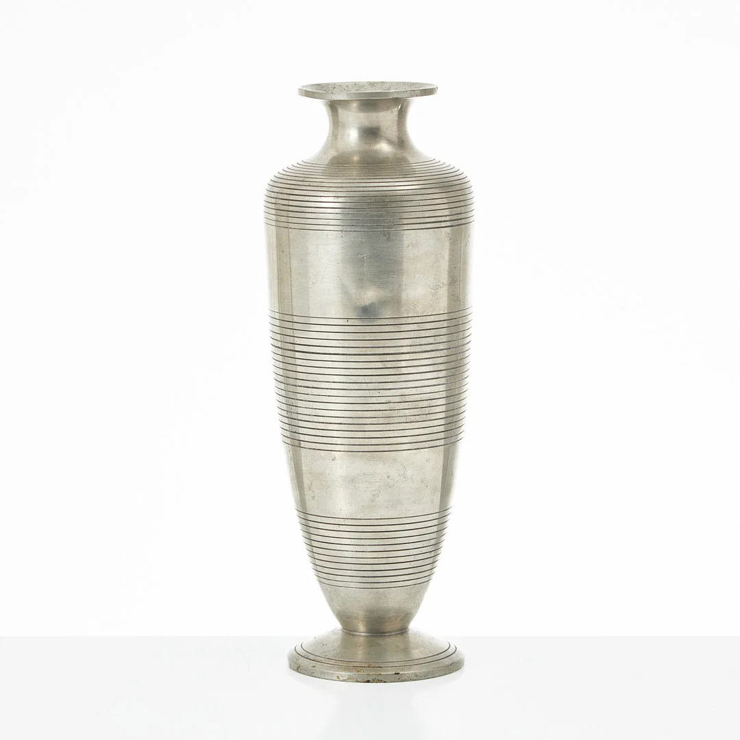 SYLVIA STAVE (1908-1994). TILLSKRIVEN. Vas, tenn, CG Hallberg, art decó, 1938. — Pewter, Brass & Copper — Stockholms Auktionsverk Magasin 5