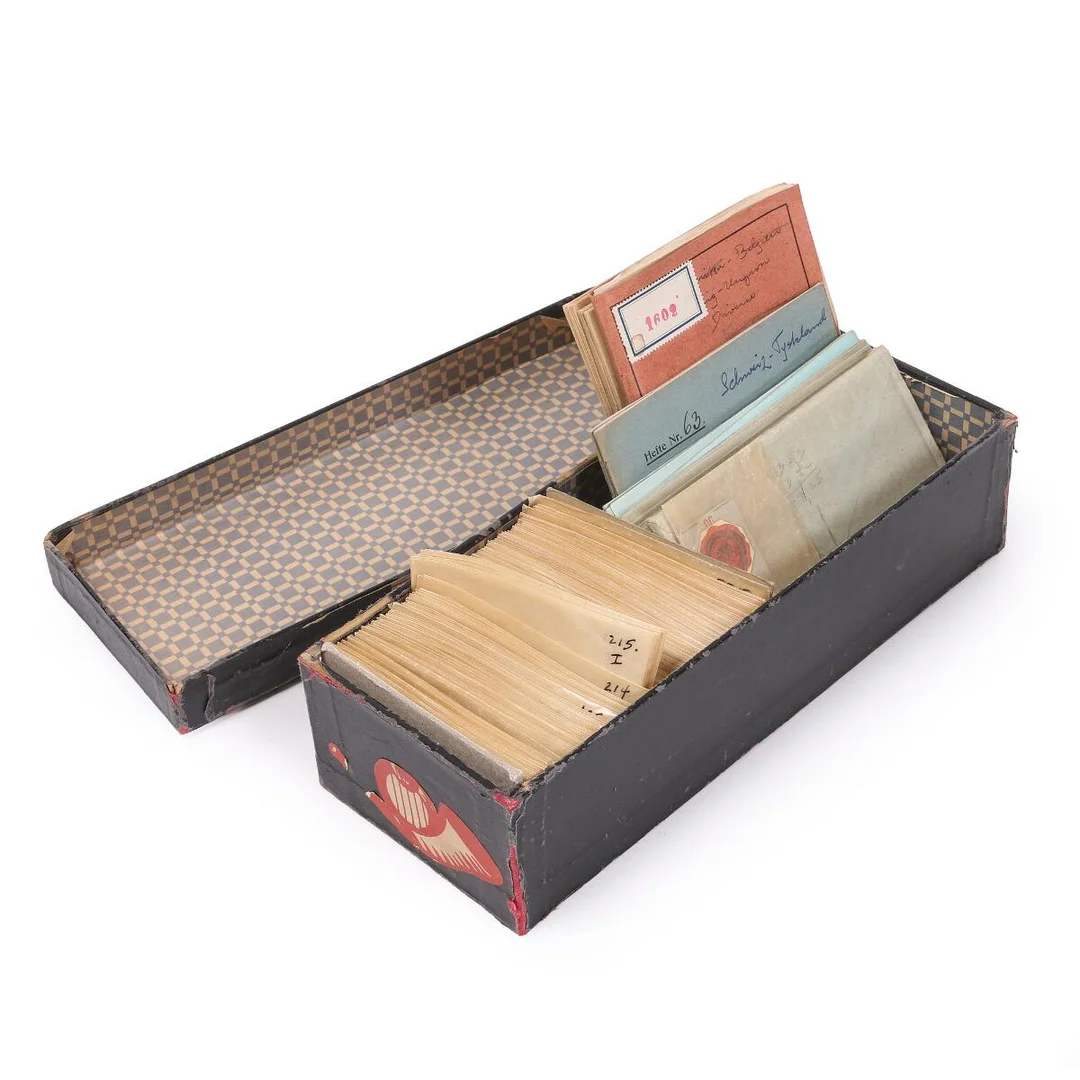 Denmark etc. Old file in glassines in a box incl. Bi-coloured etc. Also some old approval books with various countries — Stamps, Covers & Postal History/Denmark/Samlinger/lot & partier — Bruun Rasmussen