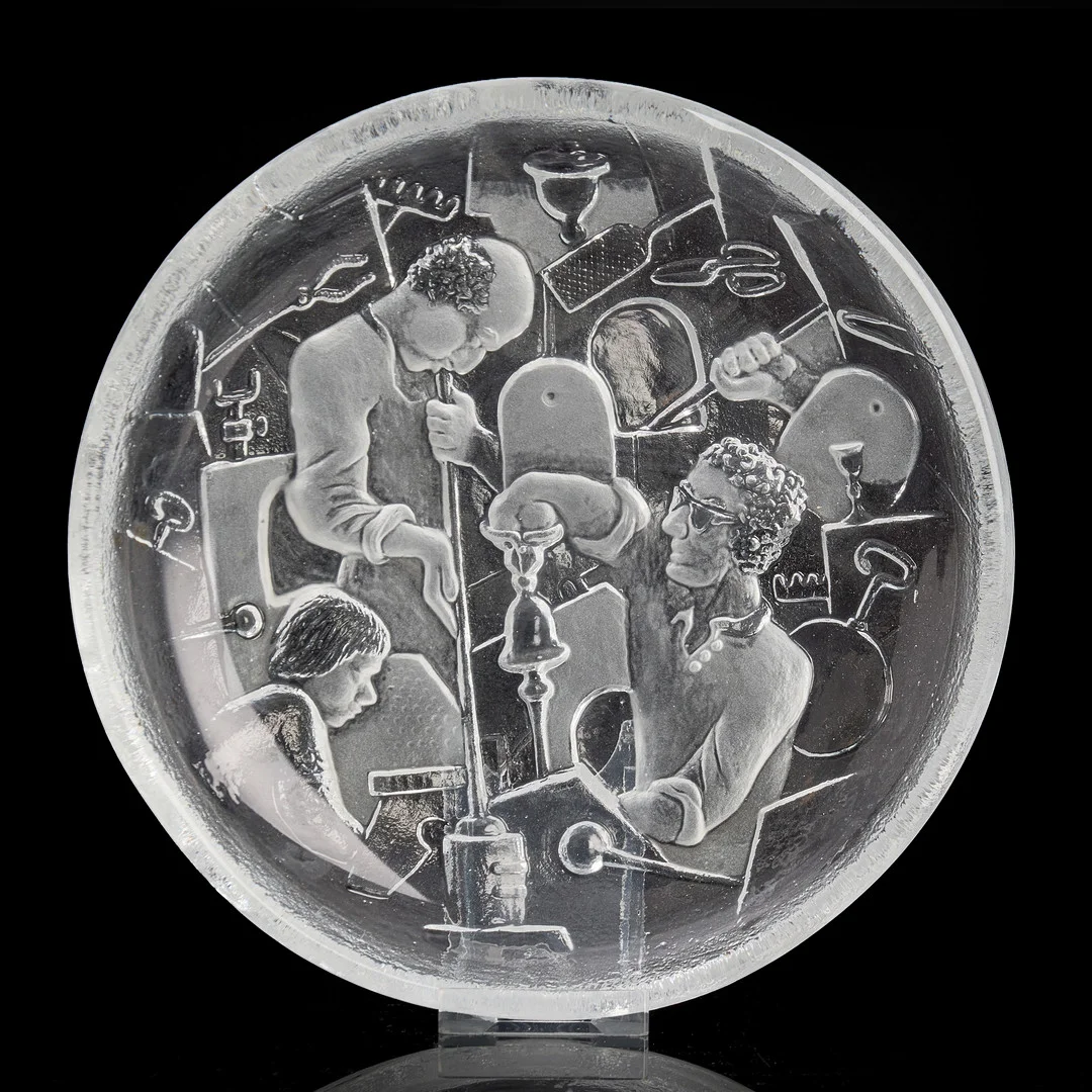 MATS JONASSON. Skål, glas, signerad, motiv med glasblåsare i relief. — Art glass — Crafoord Auktioner Stockholm