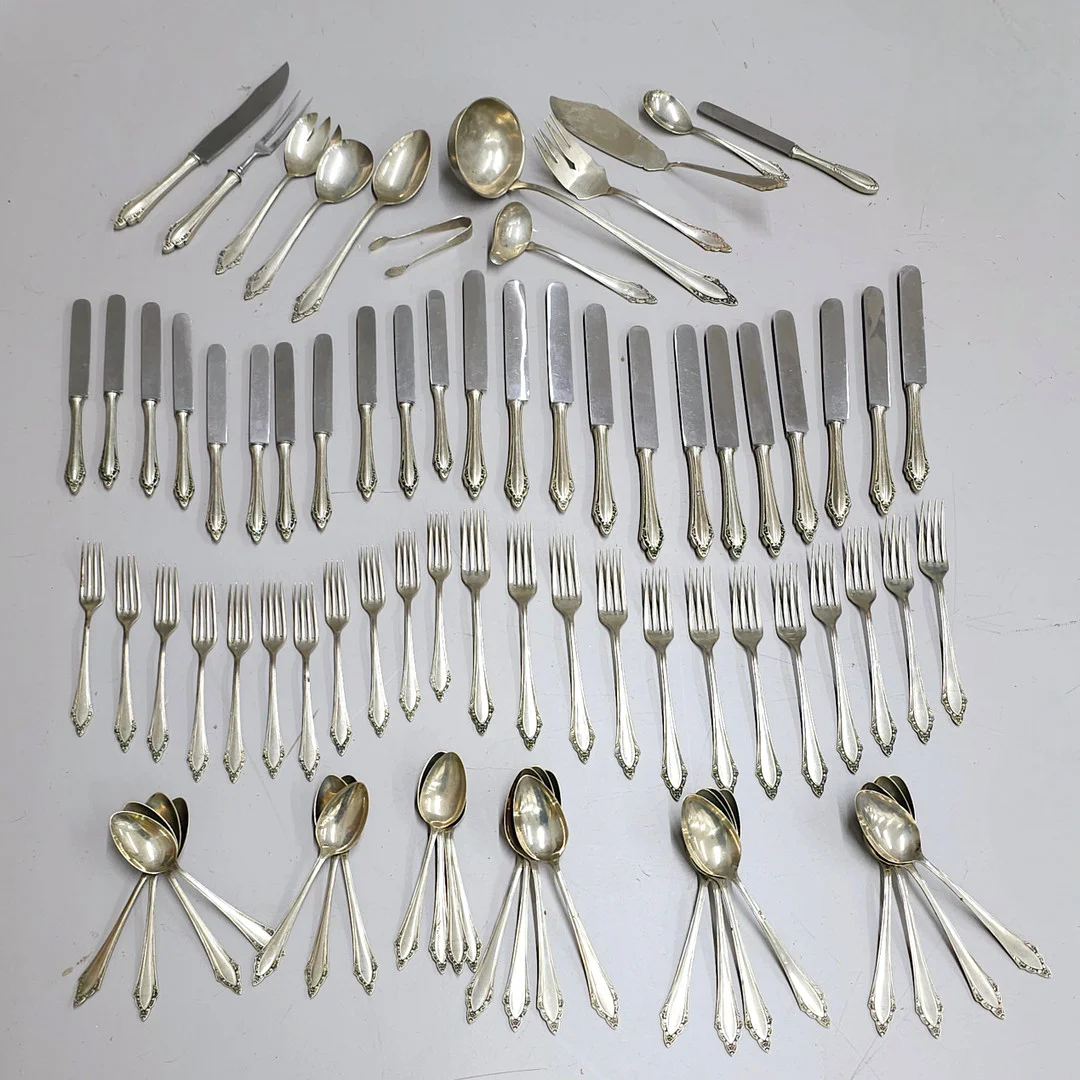 ANTIGUA CUBERTERÍA EN ALPACA PLATEADA. 81 PIEZAS. — Silver plated — Barcelona Auctions