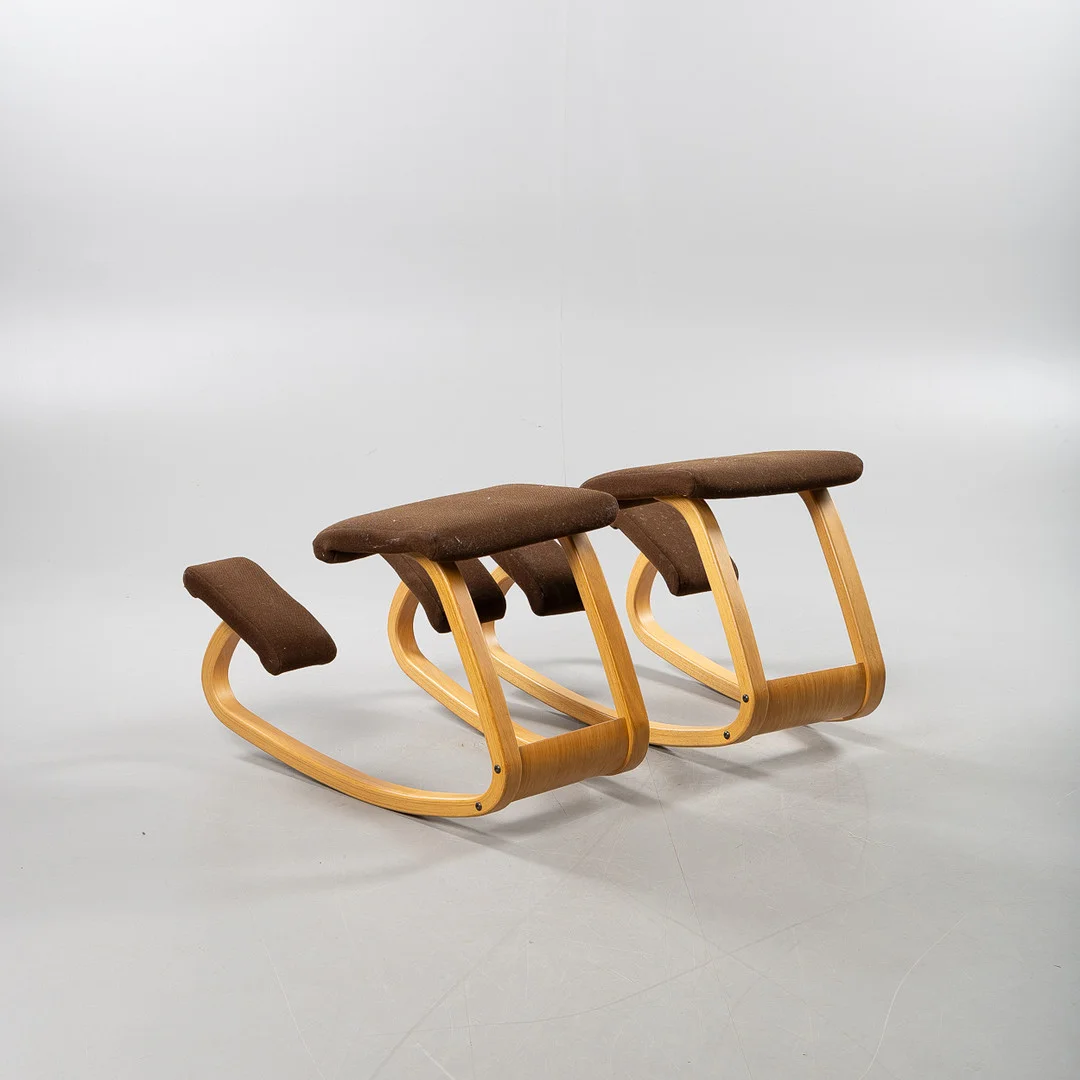 PETER OPSVIK. Balansstolar, 2 stycken, "Variér Variable Balans", Stokke, Norge. — Armchairs & Chairs — Stockholms Auktionsverk Helsingborg