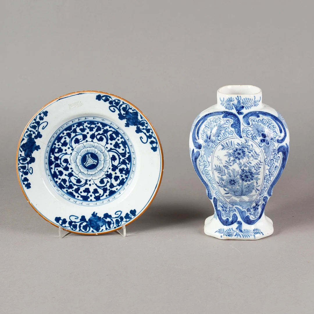 ADRIAN PYNACKER. Delft, Vase und kleine Platte, Holland, 17./18.Jh (2). — European — Stockholms Auktionsverk Hamburg